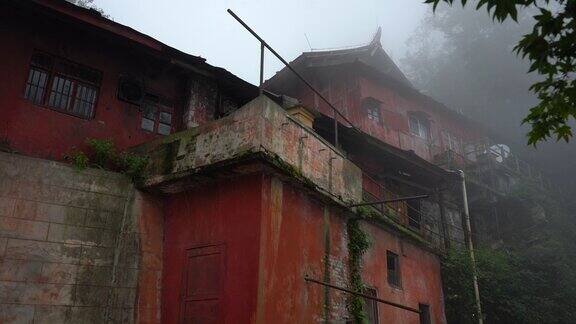 迷失在四川(中国)山区的小佛教寺院寺庙被雾气覆盖