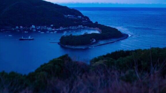 一幅黎明时分在静冈县乡村倾斜的微型港口