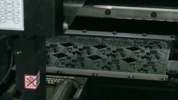 印刷电路板生产过程机器人的微芯片应用