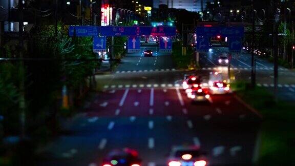 在东京倾斜的街道上夜晚流逝的微型交通堵塞