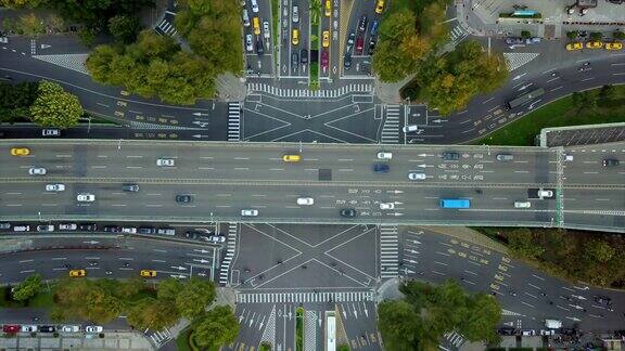 台湾黄昏时分台北市交通街道十字路口鸟瞰4k全景图