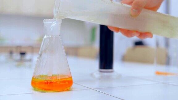 那个小男孩正在做化学实验
