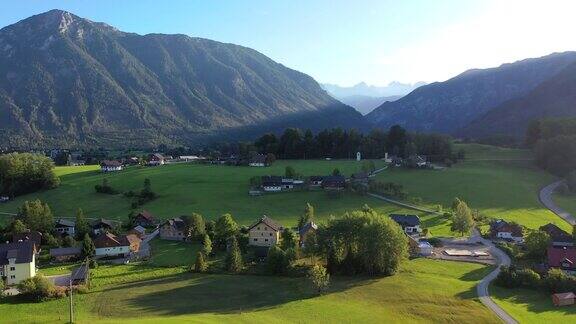 无人机电影村庄山和湖周围的哈尔斯塔特村奥地利阿尔卑斯山上奥地利欧洲