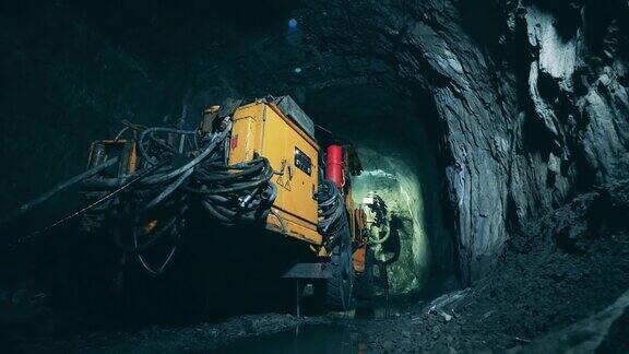 安装在地下矿井的钻孔综合设备