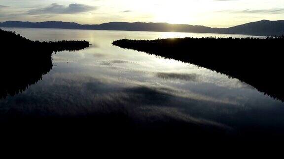 在塔霍湖翡翠湾的范尼特岛上倒映着日出