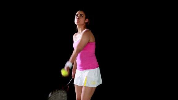 漂亮的网球运动员在热身