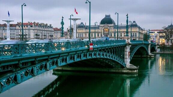 罗纳河畔的里昂大桥