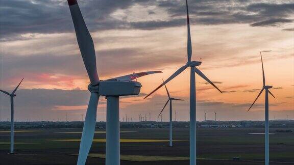日落时的风力涡轮机农场-航拍