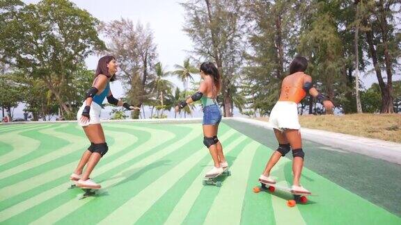 一群亚洲女性朋友一起在滑板公园玩滑板