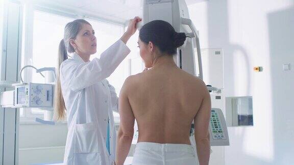 在医院女性患者接受乳房x光筛查程序由乳房x光技术人员现代技术先进的诊所与专业医生预防乳癌普查