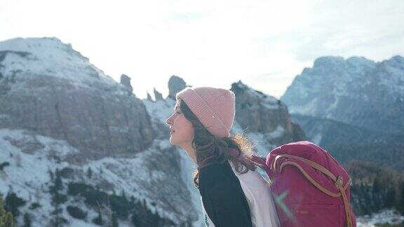 冬天在白雪覆盖的白云石徒步旅行的女性