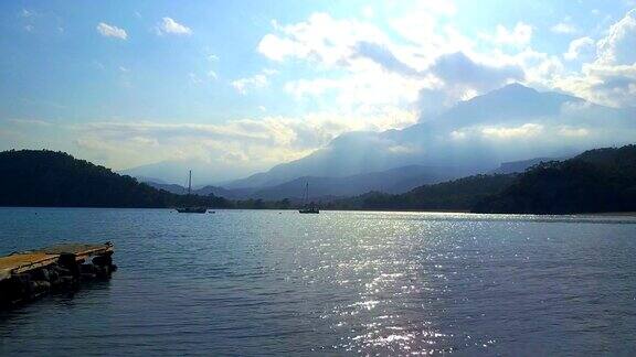 海上的一个小木码头土耳其塔塔利山