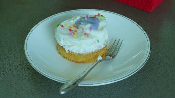 美味的杯子蛋糕有彩色的奶油和装饰