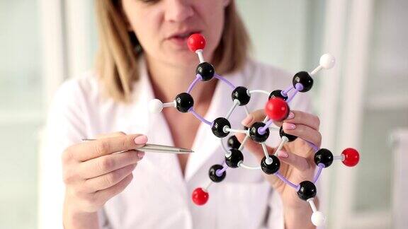 女科学家在实验室观察分子结构模型