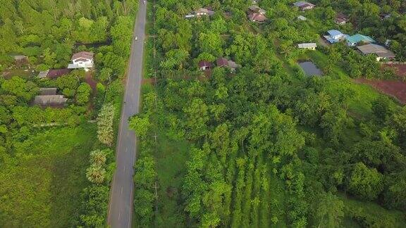 鸟瞰泰国乡村道路上的汽车风景