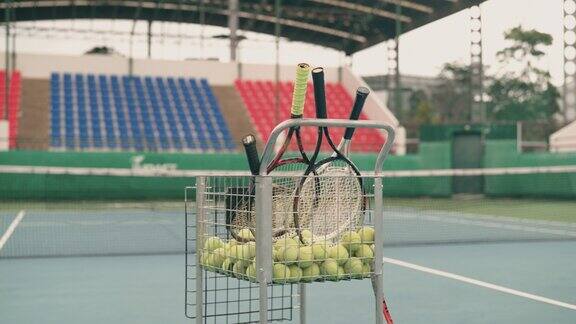 空的网球场和网球车和球拍