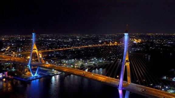 泰国曼谷普密蓬大桥湄南河夜间的建筑