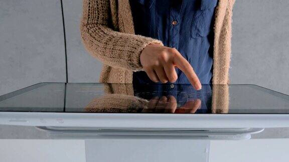 在城市展览中使用交互式触摸屏的女性