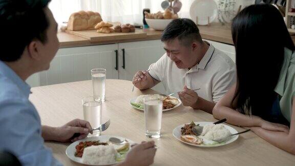 亚洲家庭喜欢在家里的厨房里一起吃早餐