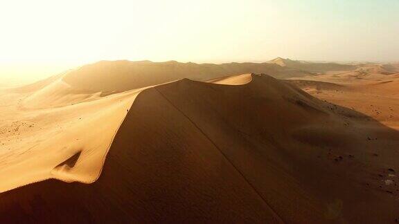 独自在浩瀚的沙漠中