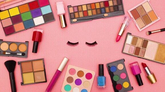 用彩妆产品在粉色背景上闪烁的睫毛-停止运动