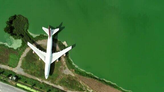 4K航拍俯视图中无人机拍摄的旧飞机残骸