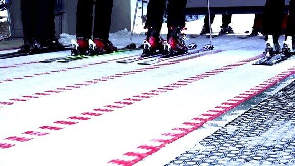 保加利亚班斯科滑雪缆车装载跑道上的滑雪者4k低角度