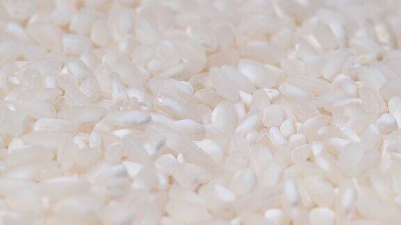 日本生米在盘子上旋转的特写镜头白米视频背景与食物
