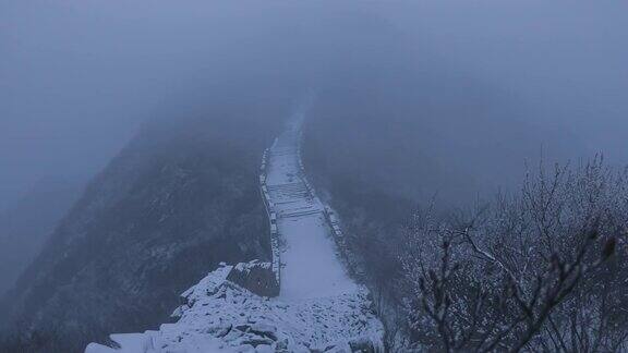 雪景中的中国长城云雾中的自然风光(延时)