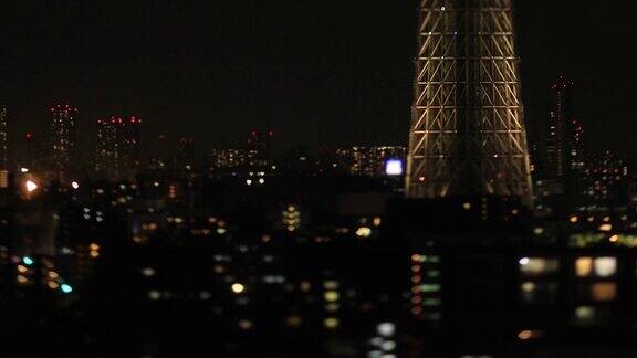 一棵东京夜间微型天空树在东京市区长镜头倾斜