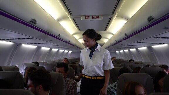 美丽的黑人空姐在起飞前检查每个人的安全带