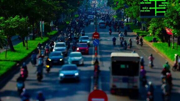 在胡志明这个繁忙的小镇上一段时间的小规模交通堵塞发生了倾斜
