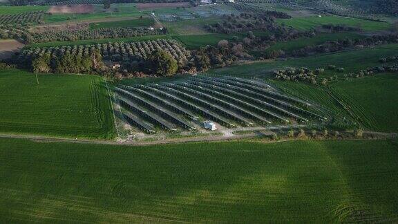 农田里的太阳能电池板航拍无人机视频