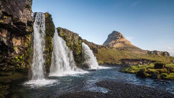 冰岛的Kirkjufellsfoss瀑布和Kirkjufell山