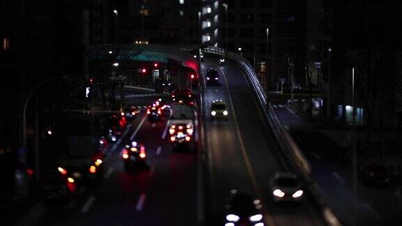 城市街道上微型交通堵塞的夜景