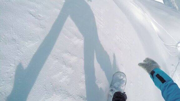 一个阳光明媚的日子在粉雪中滑雪