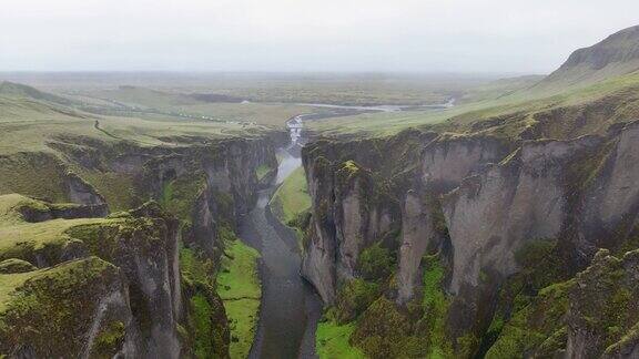 冰岛东南部Fjarrgljfur峡谷的4K航拍视频