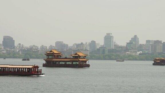 中国杭州西湖上的传统帆船