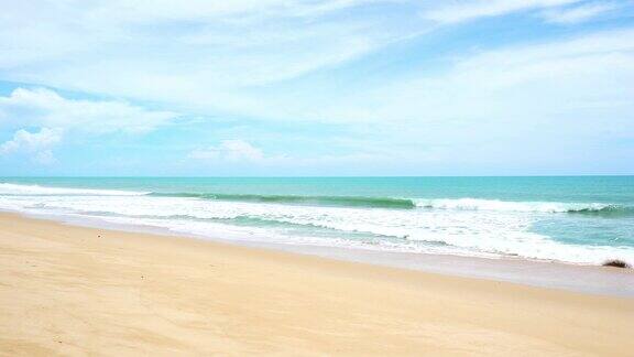热带安达曼海景美丽的泰国普吉岛海滩与海浪冲击沙滩