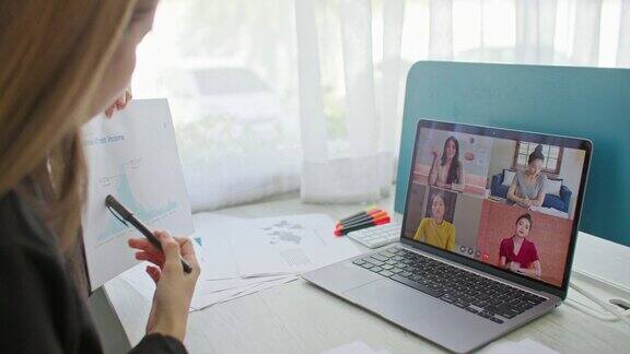 商业女性使用视频通话应用程序与同事远程会议