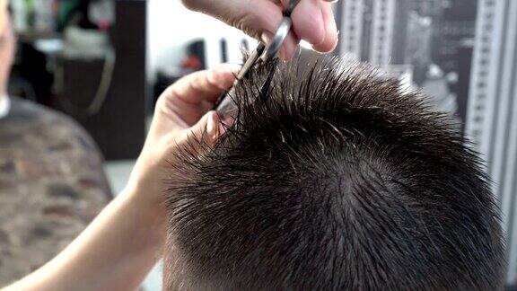 理发师在理发店里剪那个人头顶的头发头发护理特写镜头高细节