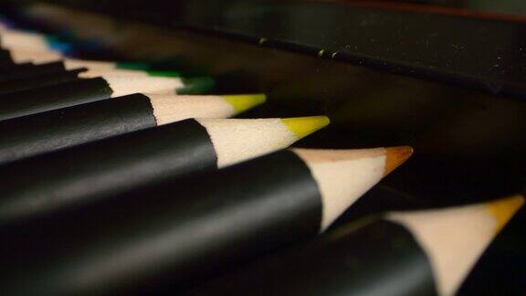 一套专业彩色铅笔的特写