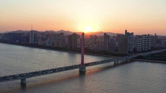 日落时分杭州城市景观的航拍视频