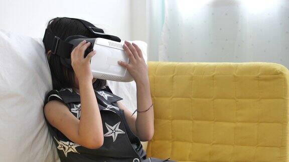 小女孩使用VR眼镜