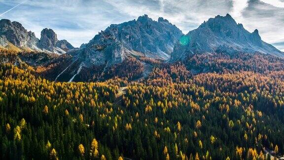 空中拍摄的白云石山脉在秋天的时候南蒂罗尔意大利