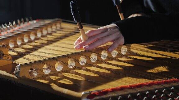 弹奏传统乐器hummer扬琴的特写