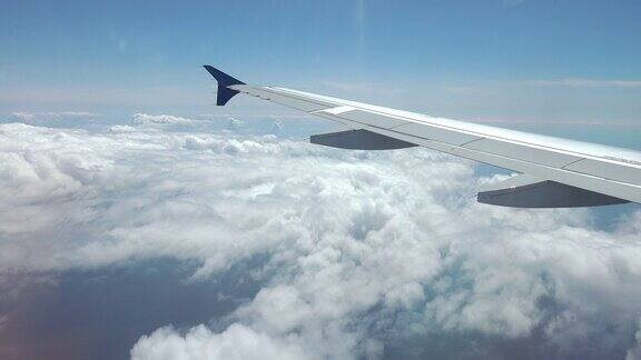 在4k云层上飞行的飞机机翼
