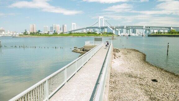 两个年轻的日本女人在东京跑步