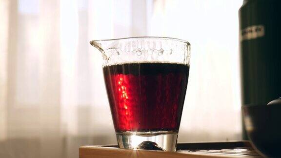 在特制的玻璃碗里冲泡的浓黑普洱茶中国茶道4k慢动作