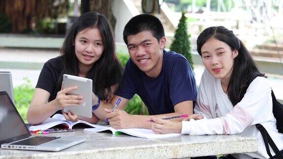 亚洲学生小组分享在校园草坪上工作的想法